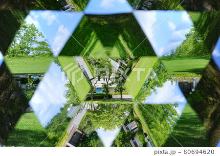 夏の公園の風景（テレイドスコープ） 80694620