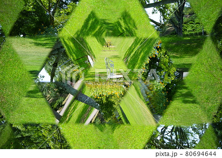 公園をテレイドスコープで覗く・椅子 80694644