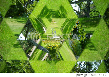 公園をテレイドスコープで覗く・椅子 80694645