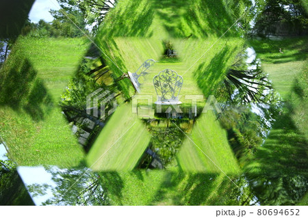 公園をテレイドスコープで覗く・可愛い椅子 80694652