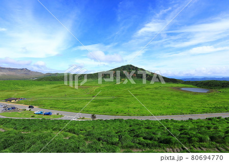 初夏の草千里ヶ浜 80694770