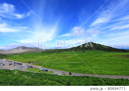 初夏の草千里ヶ浜 80694771