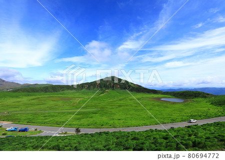 初夏の草千里ヶ浜 80694772