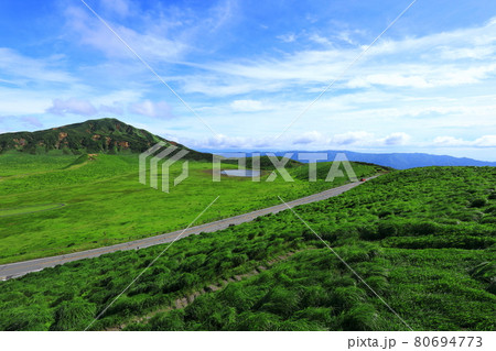 初夏の草千里ヶ浜 80694773