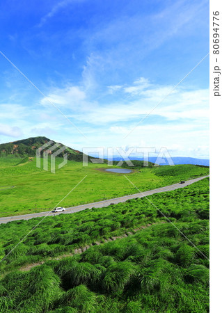 初夏の草千里ヶ浜 80694776