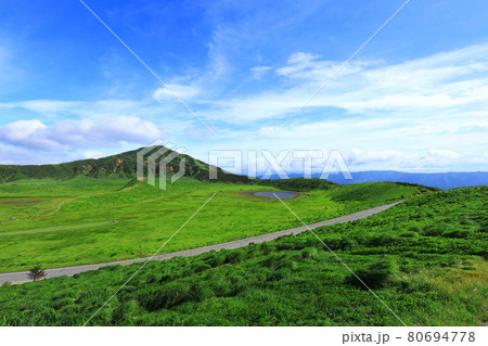 初夏の草千里ヶ浜 80694778