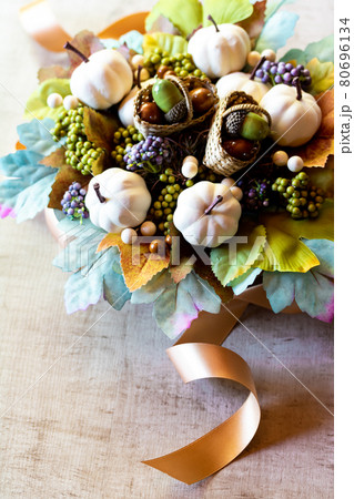 白いパンプキンのフラワーアレンジメント（造花） 80696134