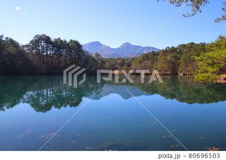秋の五色沼・毘沙門沼（福島県・北塩原村） 80696503