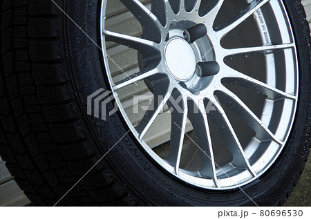 冬タイヤのホイールの表側を水洗いした状態 冬タイヤのホイールの表側を水洗いした状態 80696530
