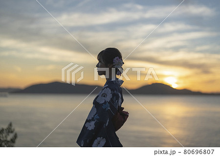 夕暮れの海にいる浴衣の女性 夕暮れの海にいる浴衣の女性 80696807