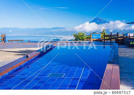 （静岡県）伊豆パノラマパーク　碧テラスの向こうに、夏の富士山 80697317
