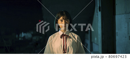 シネマチックな女子高校生のポートレート シネマチックな女子高校生のポートレート 80697423