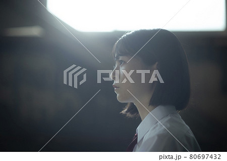 座り込んで考える女子高校生のポートレート 80697432