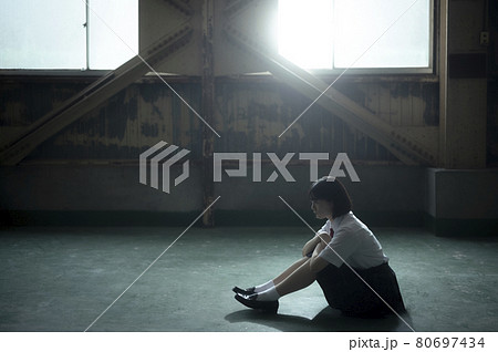 座り込んで考える女子高校生のポートレート 80697434