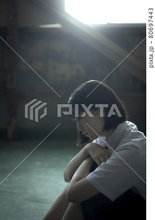 座り込んで考える女子高校生のポートレート 80697443