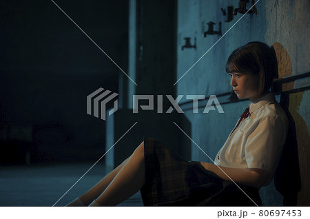 シネマチックな女子高校生のポートレート シネマチックな女子高校生のポートレート 80697453