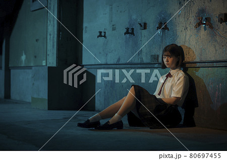 シネマチックな女子高校生のポートレート シネマチックな女子高校生のポートレート 80697455