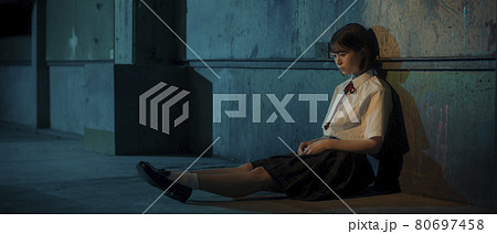 シネマチックな女子高校生のポートレート シネマチックな女子高校生のポートレート 80697458