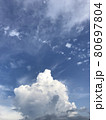 真夏の空の入道雲 80697804