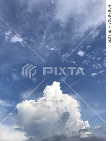 真夏の空の入道雲 真夏の空の入道雲 80697804