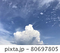 真夏の空の入道雲 80697805