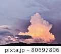 真夏の空の入道雲 80697806