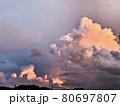 真夏の空の入道雲 80697807