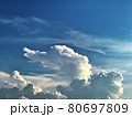 真夏の空の入道雲 80697809