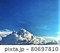 真夏の空の入道雲 80697810