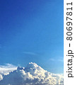 真夏の空の入道雲 80697811