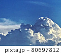 真夏の空の入道雲 80697812