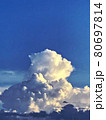 真夏の空の入道雲 80697814