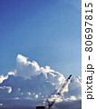 真夏の空の入道雲 80697815