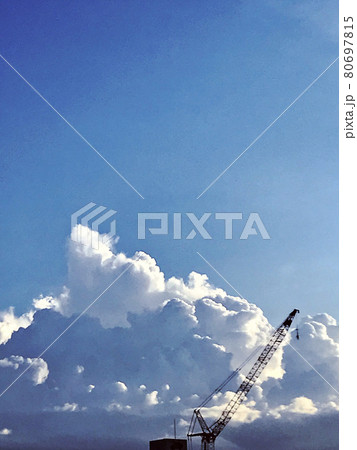 真夏の空の入道雲 真夏の空の入道雲 80697815