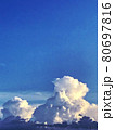 真夏の空の入道雲 80697816