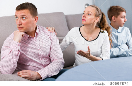 Family members arguing 80697874