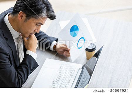 デスクワーク中のビジネスマン 80697924