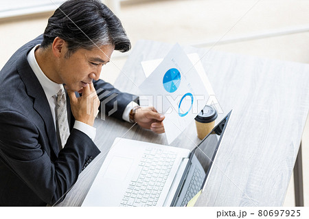 デスクワーク中のビジネスマン 80697925