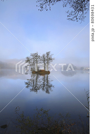 霧の曽原湖(福島県・北塩原村) 霧の曽原湖(福島県・北塩原村) 80698431