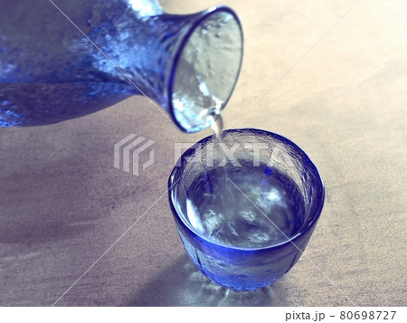 酒　注ぐ瞬間　青いガラス 80698727