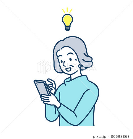 スマートフォンを使っていて何か思いついた高齢女性 80698863