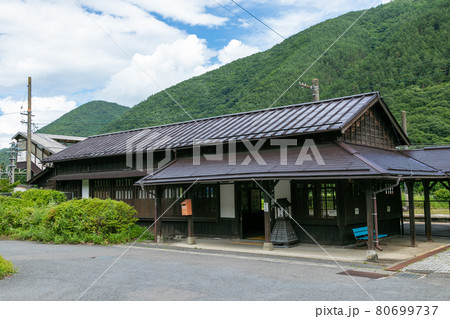 長野県塩尻市の贄川駅 長野県塩尻市の贄川駅 80699737