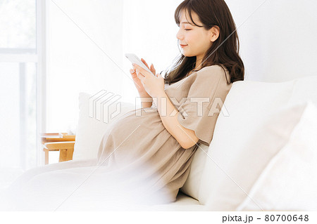 スマホを使う妊婦さん スマホを使う妊婦さん 80700648