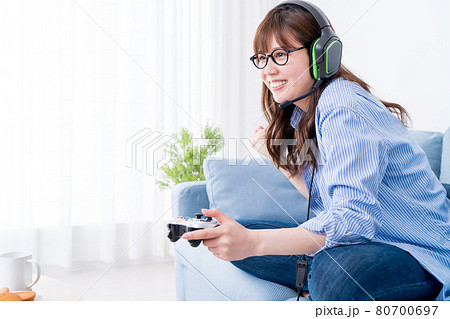 部屋でネットゲーム（オンラインゲーム）をプレイする女性 80700697
