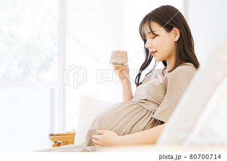 お茶を飲む妊婦さん 80700714