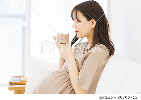 お茶を飲む妊婦さん 80700715
