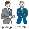ベテラン社員に相談する若いビジネスマン 80700922