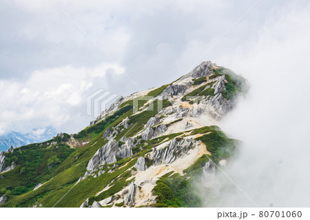 雲が広がる燕岳 80701060