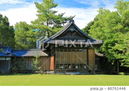 【熊本県】晴天下の水前寺成趣園（能楽殿） 80701446