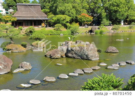 【熊本県】晴天下の水前寺成趣園 80701450